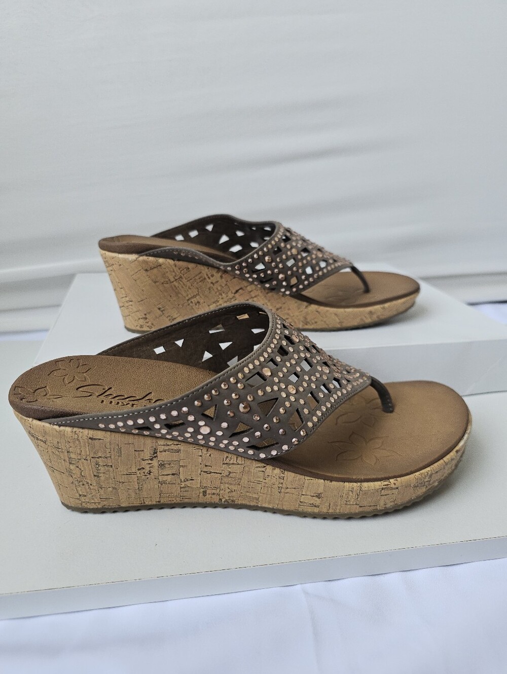 NWOT Skechers Luxe Foam Rhinestone Wedge Sandals – Size 10 US (40 EUR)